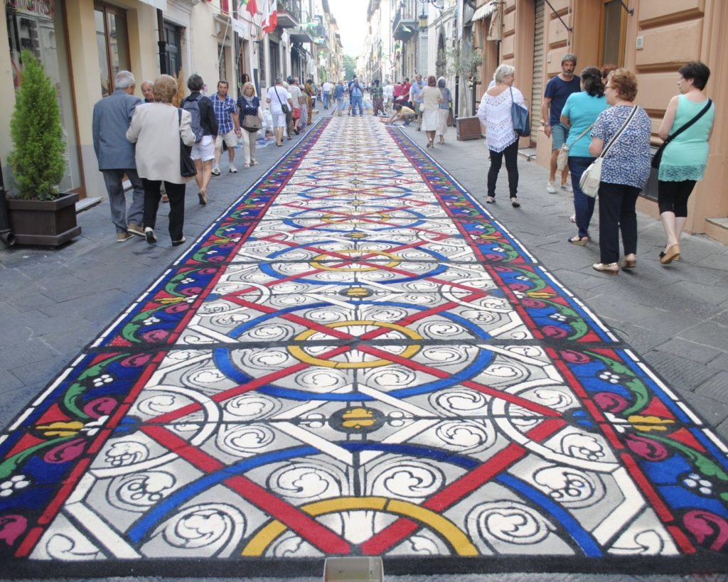 I tappeti di segatura di Camaiore sono una tradizione unica e affascinante che ha luogo nel comune di Camaiore. Questa forma d'arte popolare si svolge durante la celebrazione del Corpus Domini, che cade 60 giorni dopo la Pasqua. I tappeti di segatura sono realizzati utilizzando segatura colorata, sabbia, fiori e altri materiali naturali, disposti sul pavimento delle strade del centro storico di Camaiore: i disegni e i motivi rappresentati sono spesso di natura religiosa, con raffigurazioni di santi, scene bibliche e simboli religiosi.